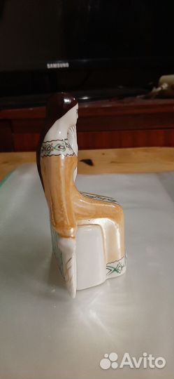 Фарфоровая статуэтка девушка с веретеном