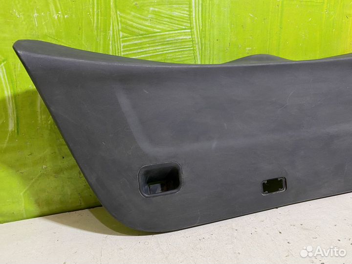 Обшивка крышки багажника Toyota Yaris 6775052070