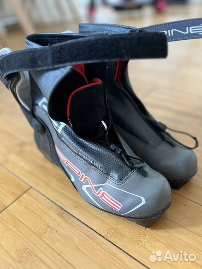 Лыжные палки и лыжные ботинки