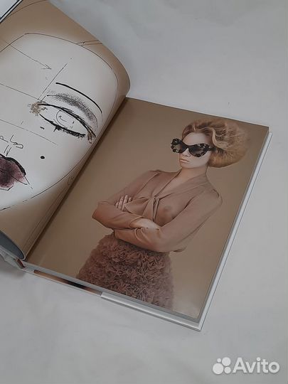Книга про макияж 