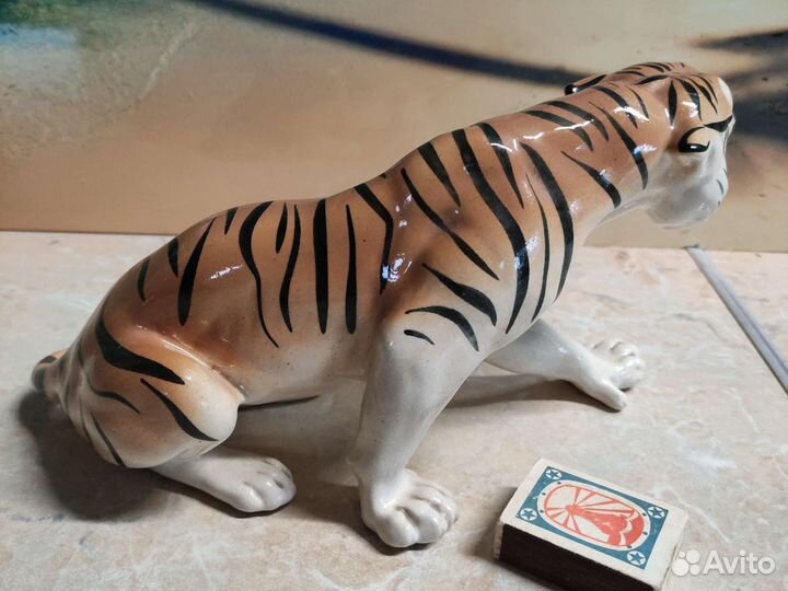 Фарфоровая статуэтка 