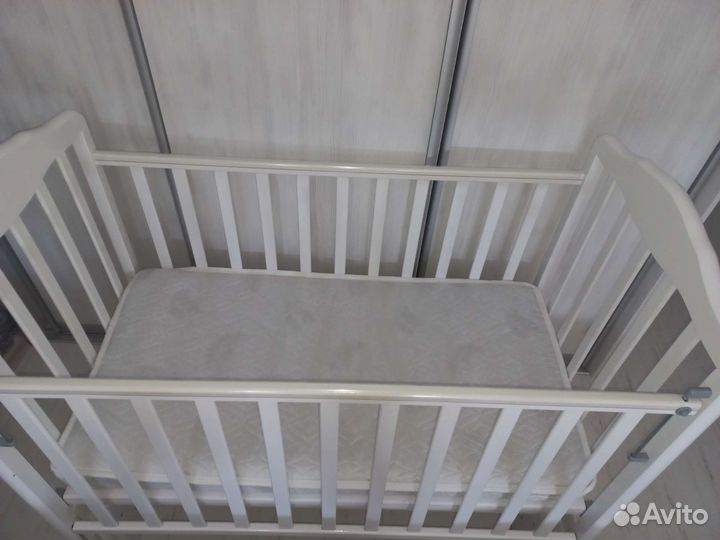 Детская кроватка с универсальным маятником