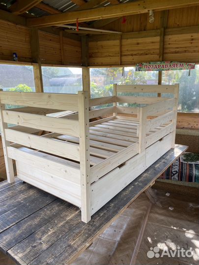 Кроватка с бортиком и ящиками