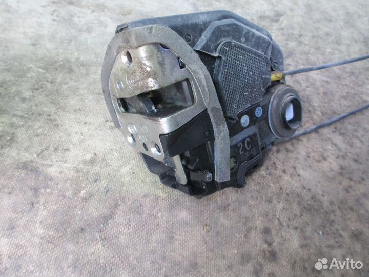 Замок двери задней левой Toyota Corolla E15 2006-2