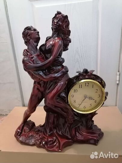 Гипсовая скульптура с часами