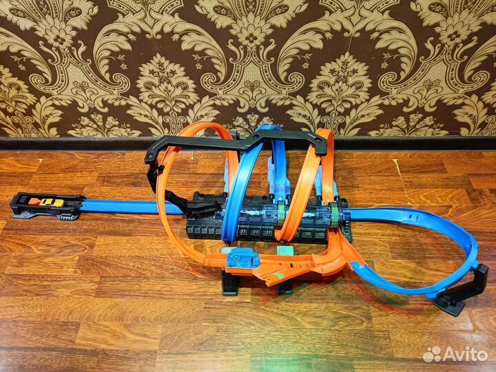 Hot wheels трек Винтовое столкновение