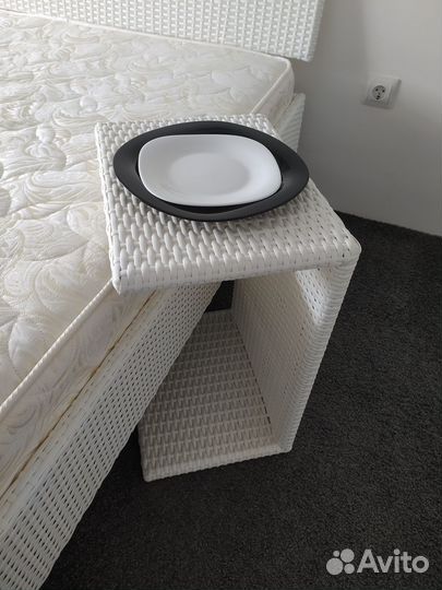 Столик прикроватный