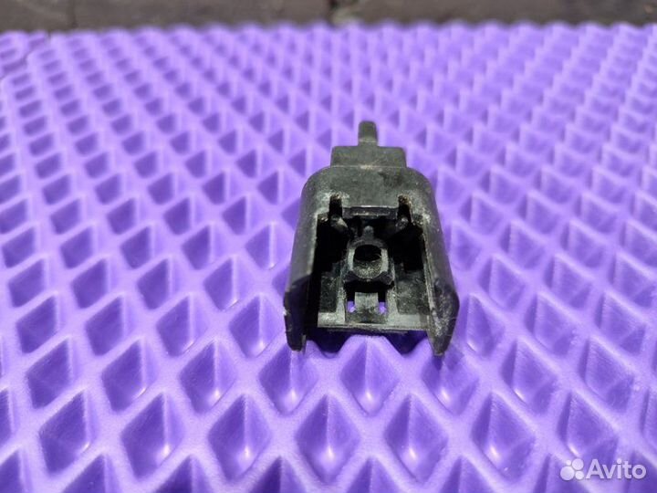 Крепление радиатора кондиционера левое Nissan