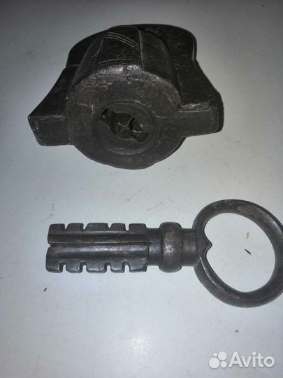 Навесной замок старинный