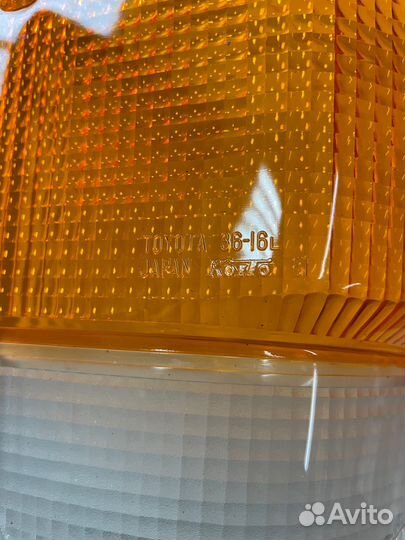 Рассеиватель левого поворотника Toyota HiAce -93