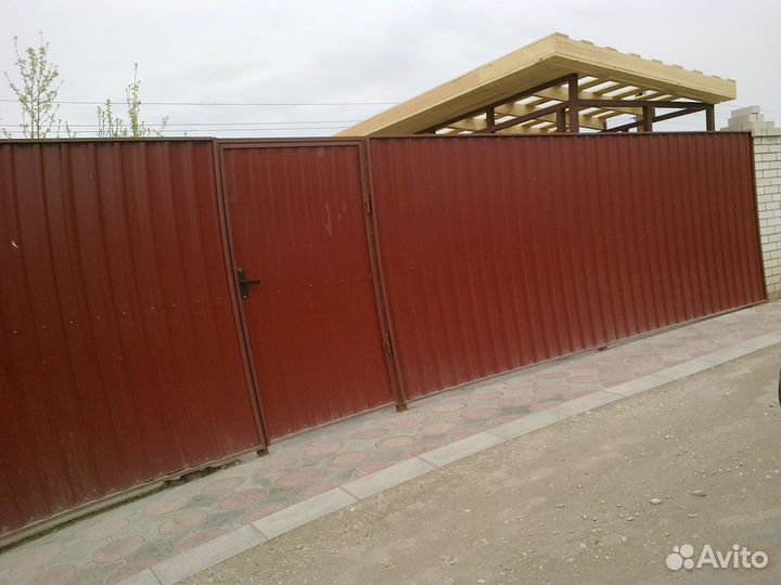 Установка забора из профнастила,евроштакетник