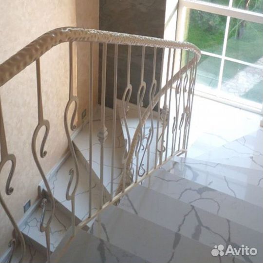 Лестница из кварцевого агломерата