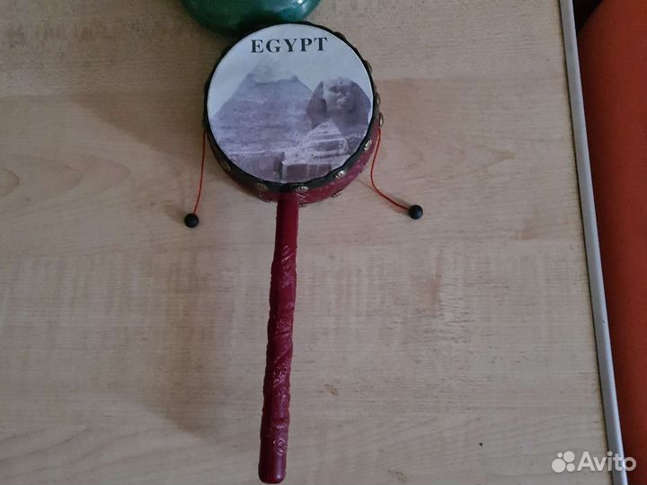 Много разных статуэткифигурок сувениров