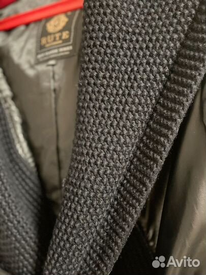 Кожаная куртка с вязаным капюшоном