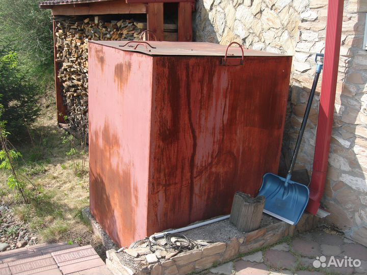 Бак для воды с крышкой