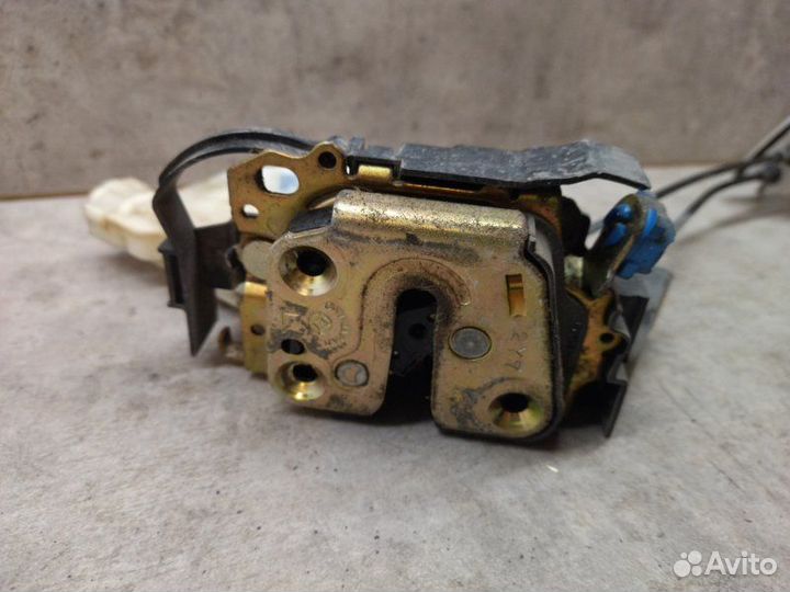 Замок боковой двери передний левый Nissan Skyline