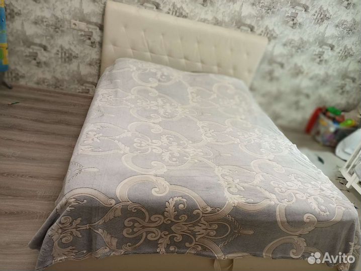 Пледы и покрывало