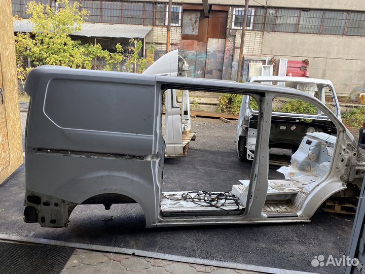 Правый бок Ford Transit Tourneo Custom 12+