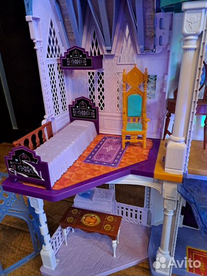 Большой кукольный домик с мебелью