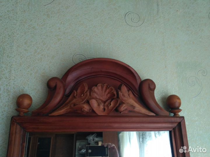 Зеркало настенное в резной деревянной раме