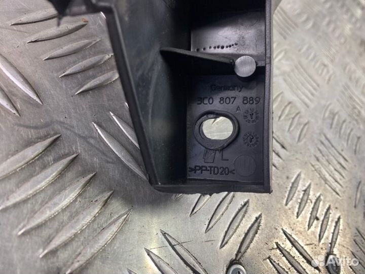 Крепление фары левое Volkswagen Passat B6