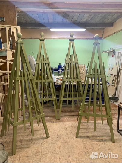 Опора для вьющихся растений в цвете