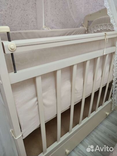 Детская кроватка с маятником
