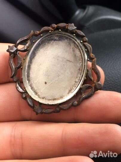 Старинный брошь