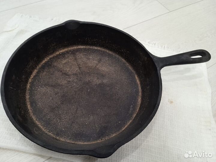 Чугунная сковорода с крышкой