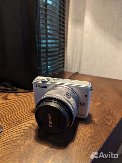 Компактный фотоаппарат Canon m10