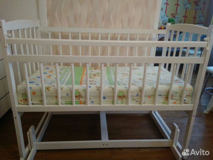 Детская кроватка с маятником