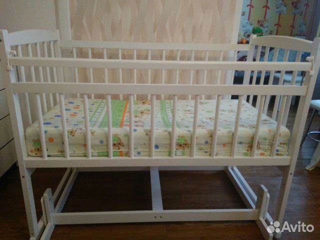 Детская кроватка с маятником