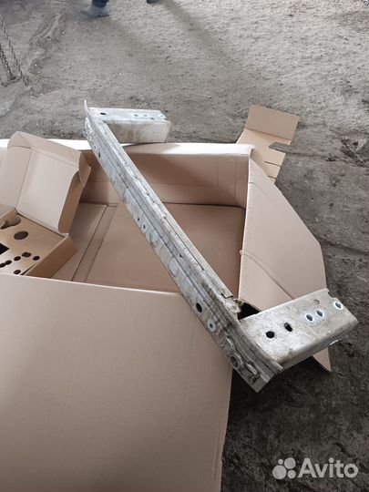 Задняя балка жесткости под бампер