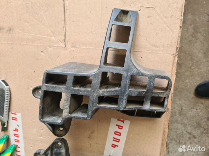 Крепление бампера Renault Sandero 2011