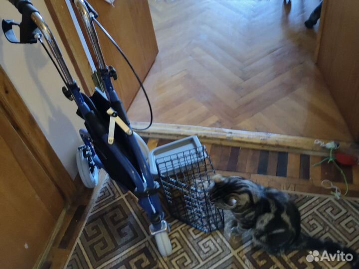 Ходунки и хозяйственная корзина на трёх колесах