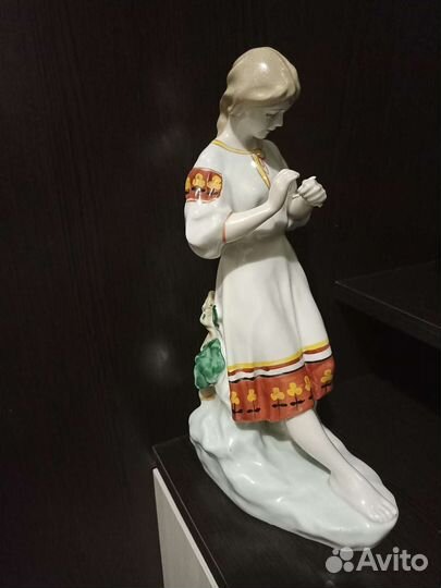 Статуэтка фарфор Девушка с цветком