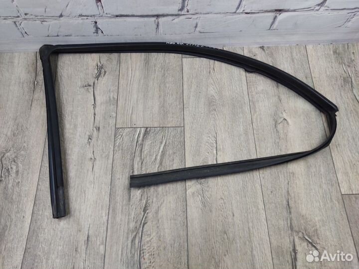 Уплотнитель стекла передний левый Maxima А32