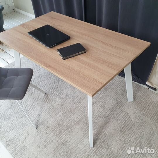 Письменный стол Ник Дуб 130*80 см. Белые ножки