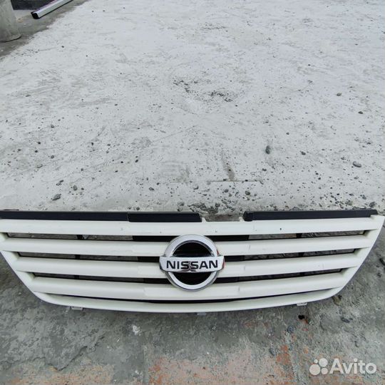 Решетка радиатора Nissan serena