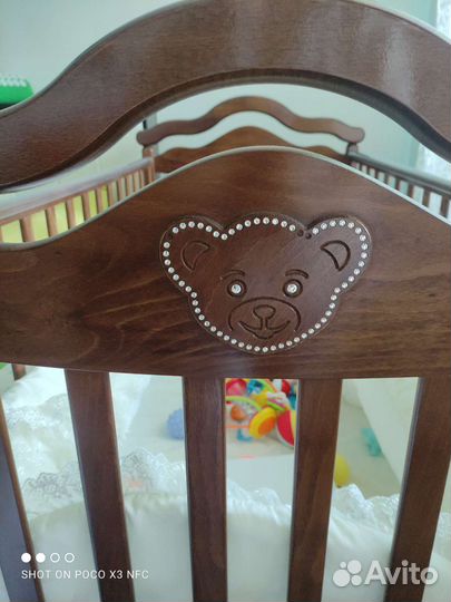 Детская кроватка с маятником и ящиком