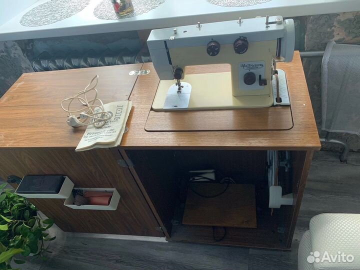 Швейная машинка в тумбе