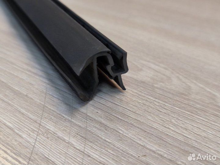 Уплотнитель стекла двери внутренний передний левый
