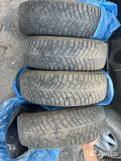 Michelin X-Ice North 4 215/65 R16