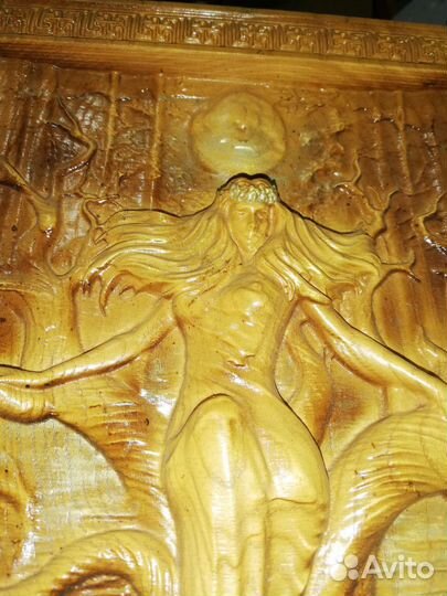 Резное панно из дерева