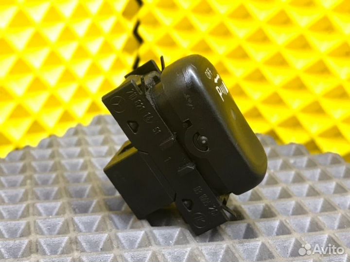 Кнопка парктроника Mercedes-Benz E-Class S210 M112