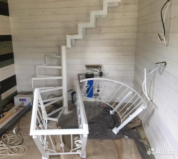 Лестница металлическая. Деревянный ступени. Перила