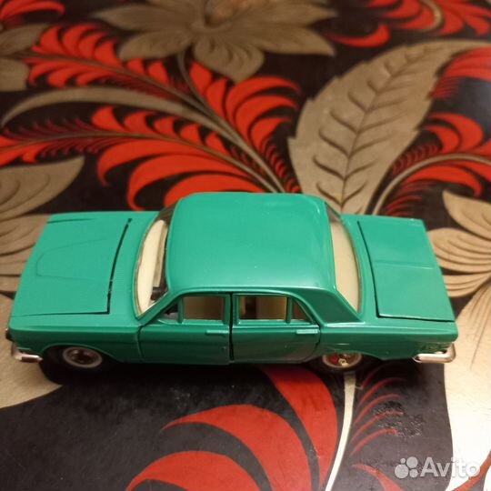 Коллекционная модель автомобиля волга газ-24