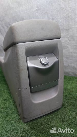 Консоль центральная с подлокотником Subaru Tribec