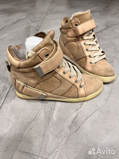 Кроссовки женские