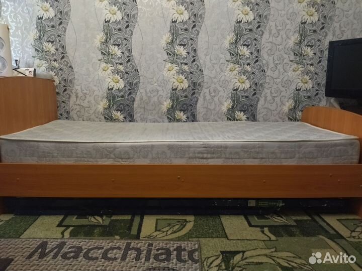 Кровать односпальная с матрасом